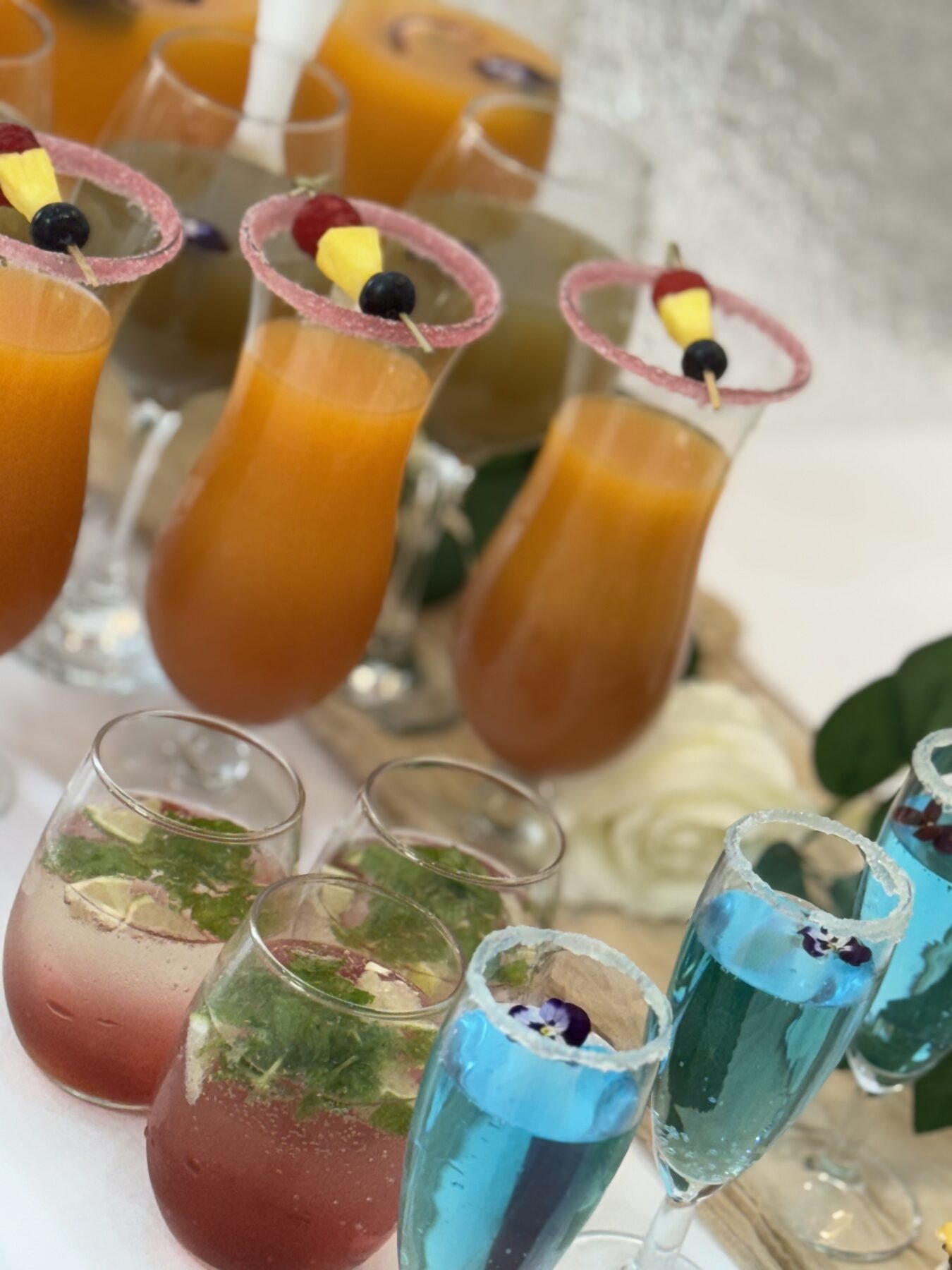 Rangée de cocktails sans alcool colorés pour réception au Festif