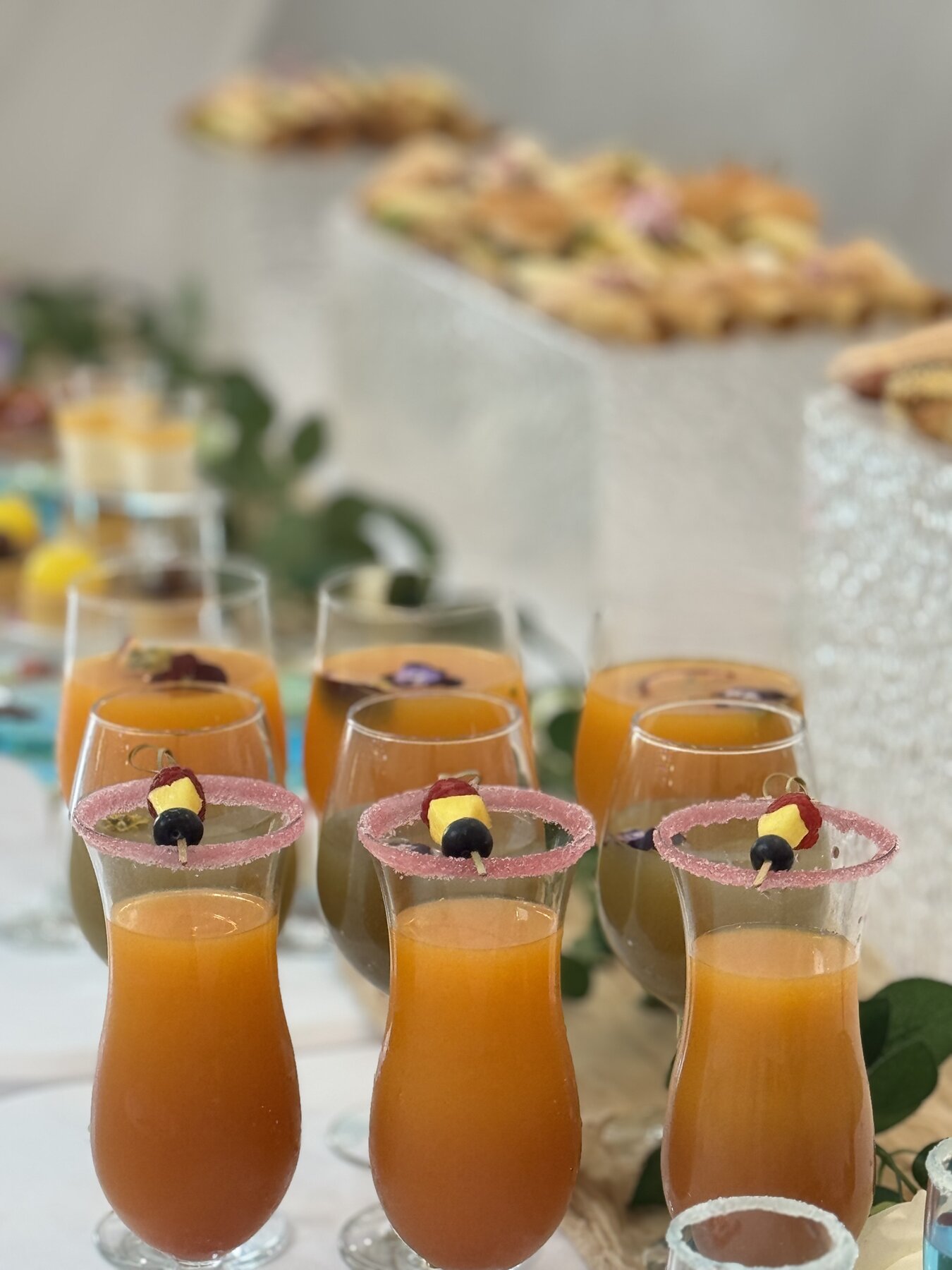 Rangée de jus de fruits frais pour réception au Festif