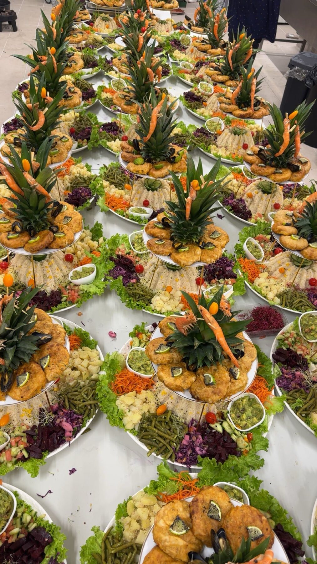 Buffet froid composé avec salades et crudités pour réception au Festif