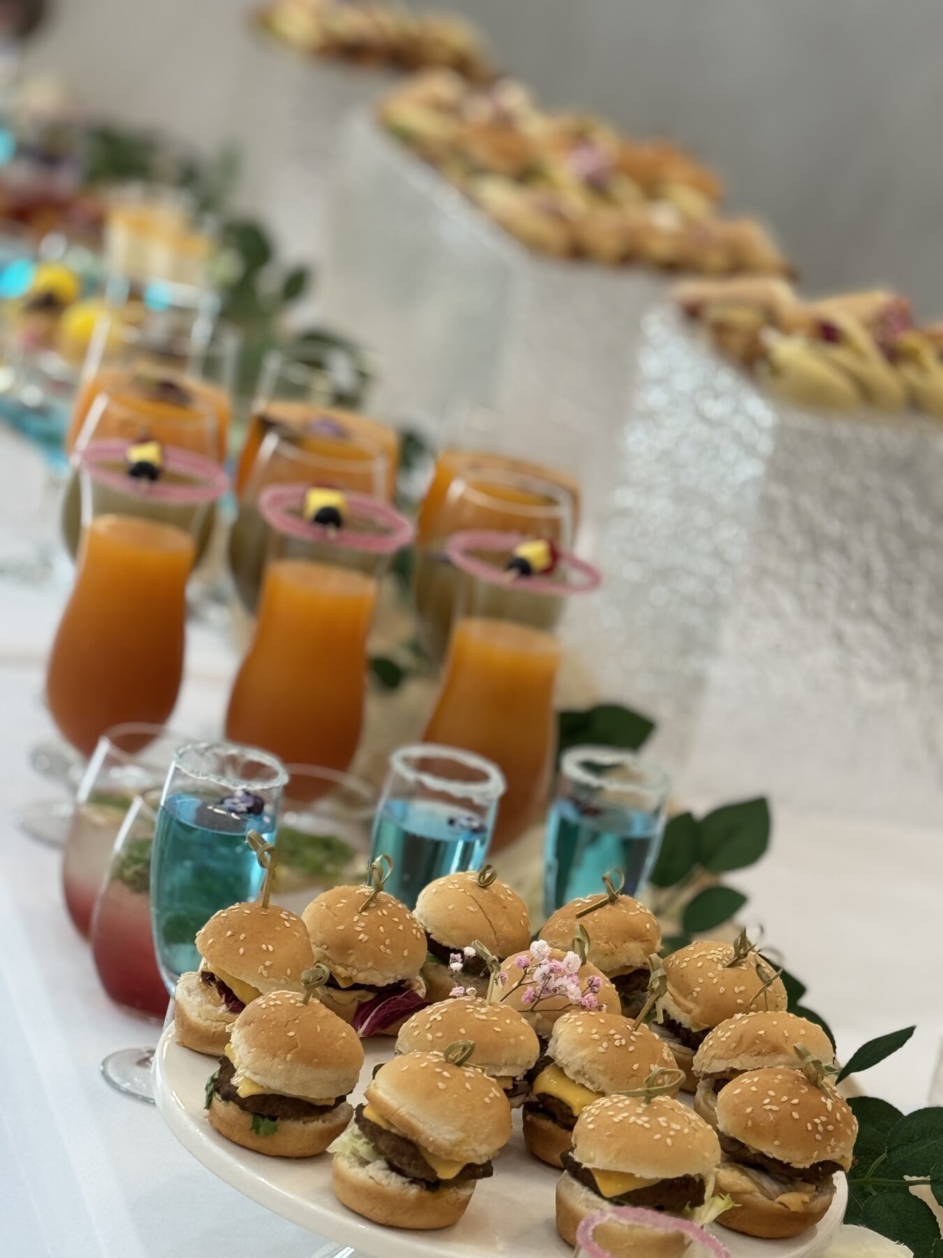 Buffet traiteur avec burgers, boissons et bouchées pour réception au Festif
