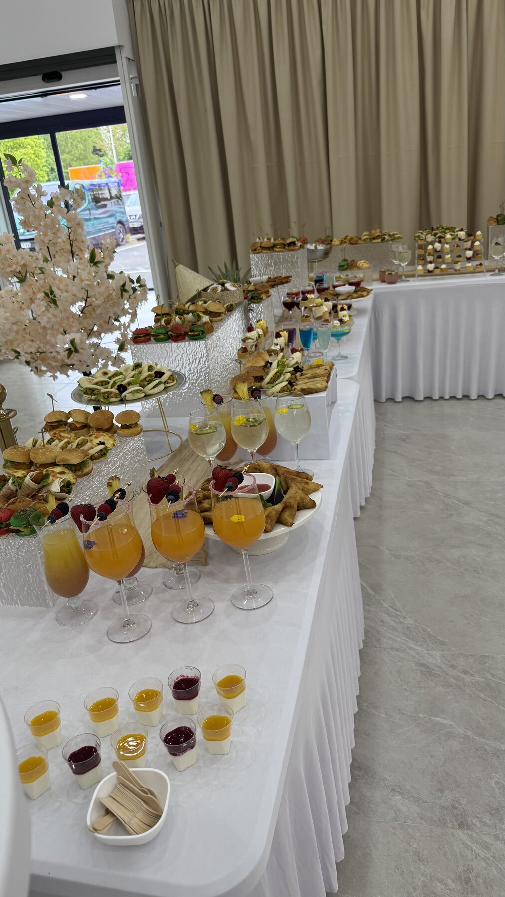 Buffet de verrines et desserts dressé pour réception au Festif