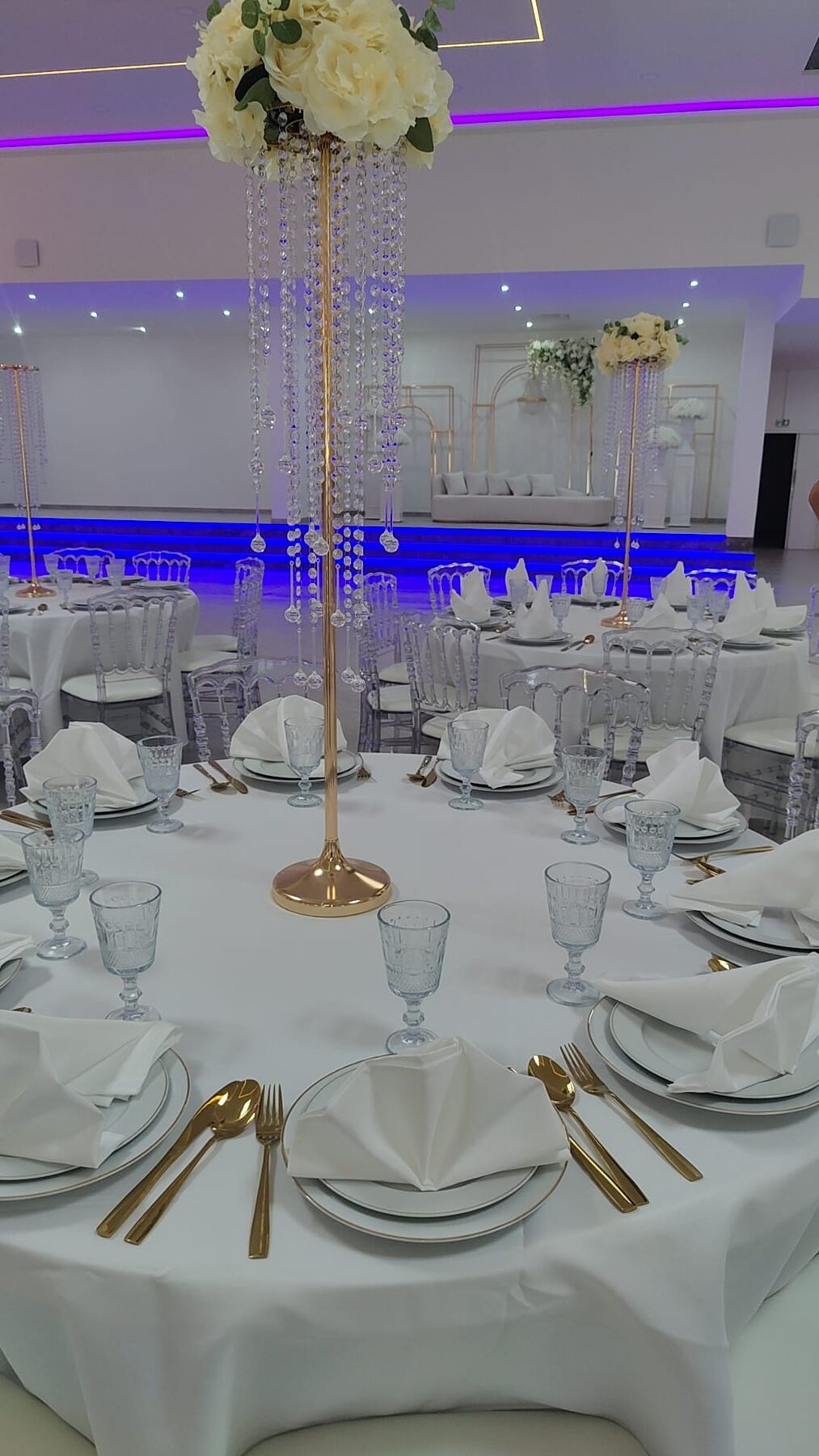 Centre de table avec chandelier doré et fleurs blanches au Festif