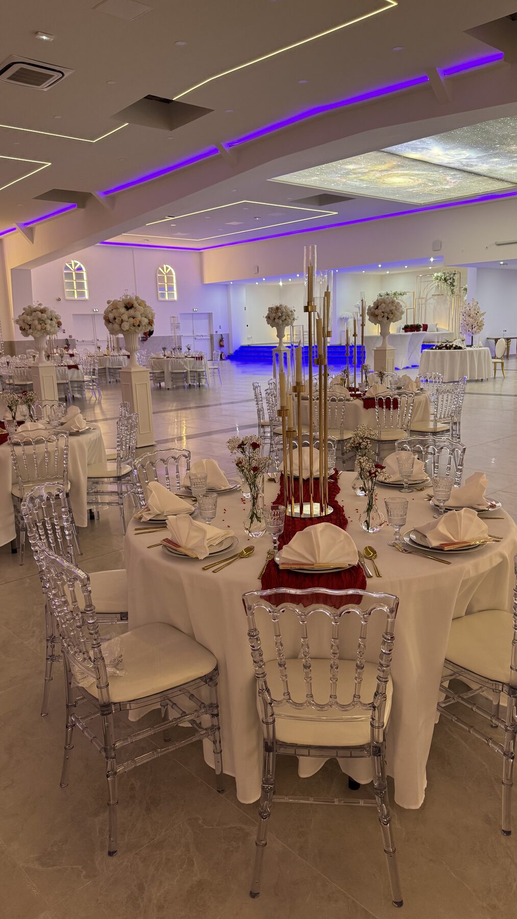 Table décorée avec candélabre doré pour réception au Festif à Chambly