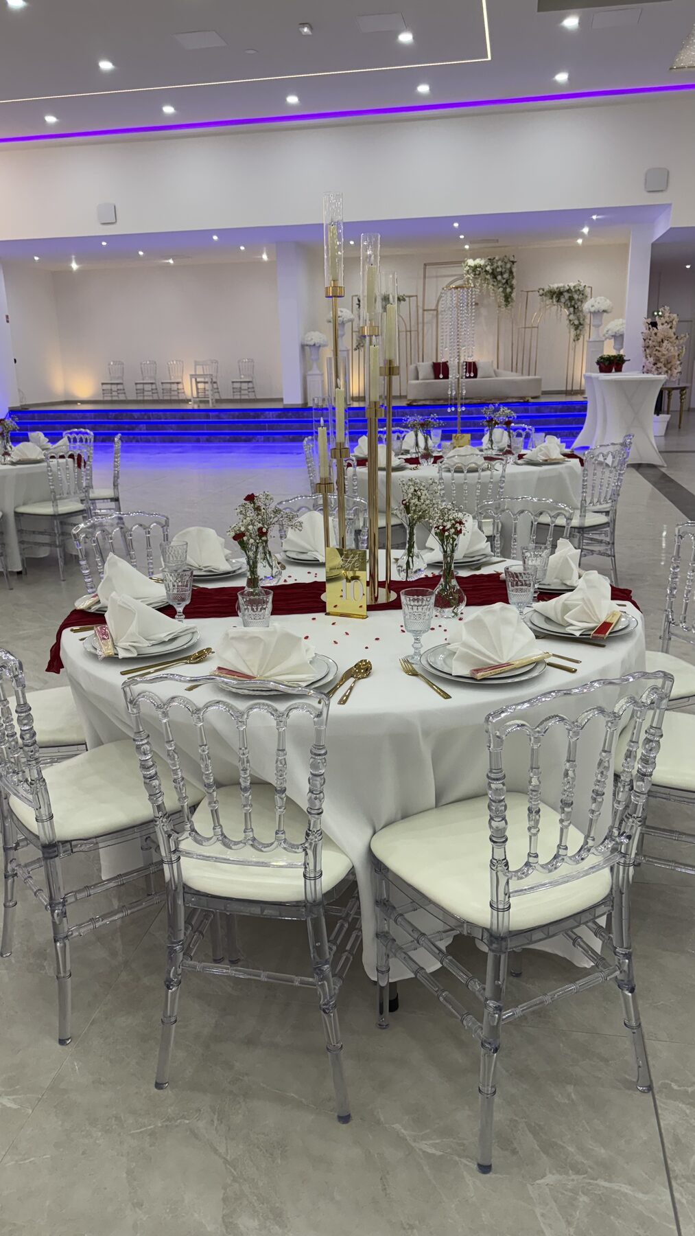 Table rouge et blanche avec chaises et vaisselle pour location matériel au Festif