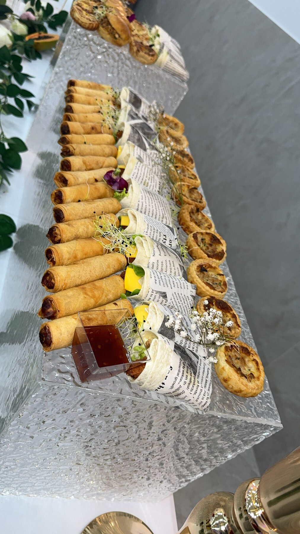 Pièces cocktail salées — roulés et feuilletés en rangée pour réception au Festif