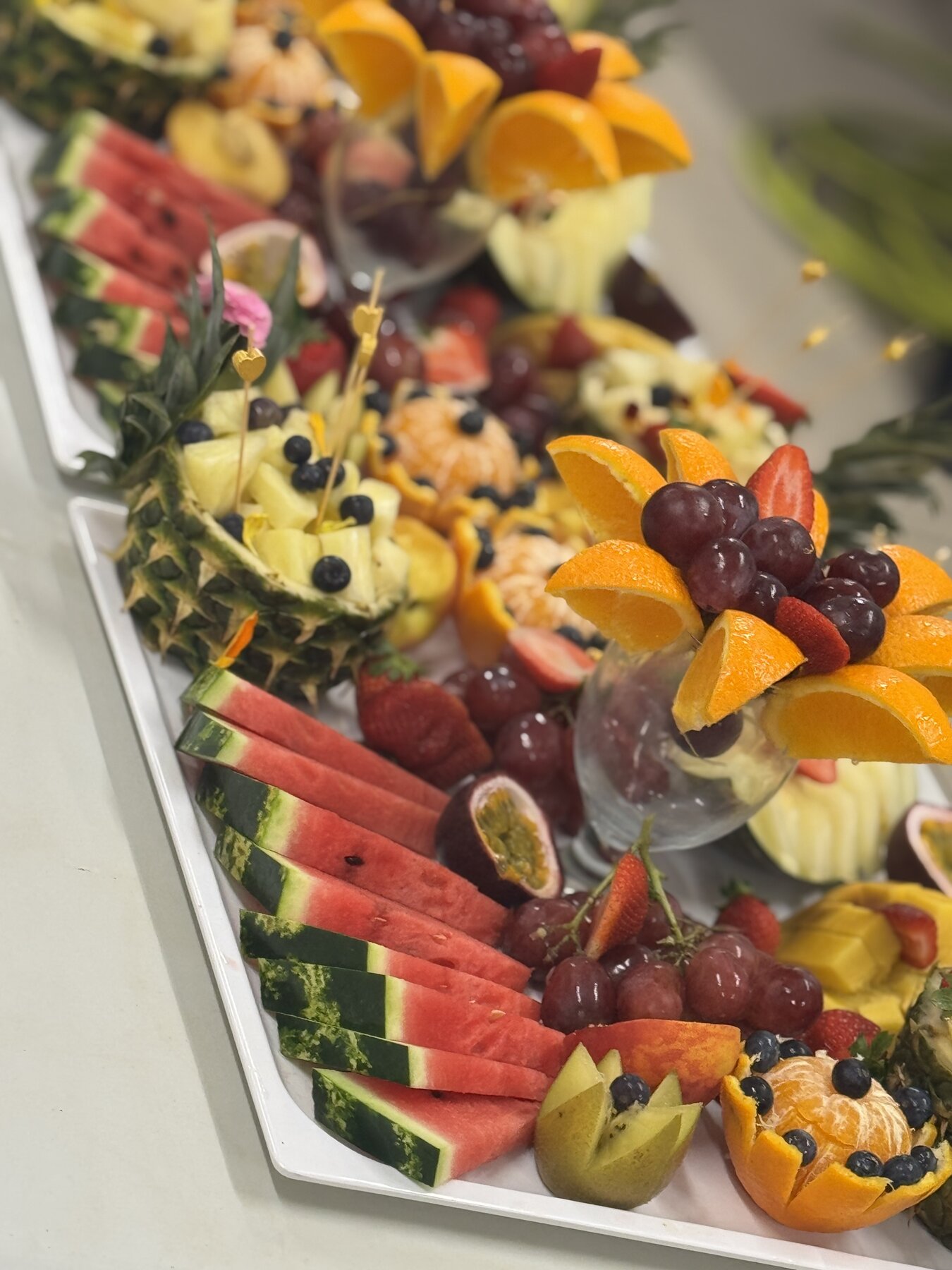 Coupes de fruits frais et fruits sculptés pour buffet dessert au Festif