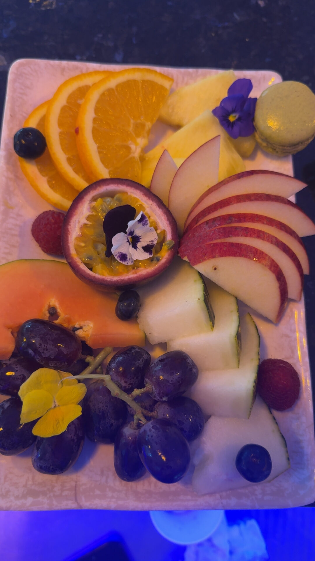 Buffet de fruits frais avec fleurs comestibles au Festif
