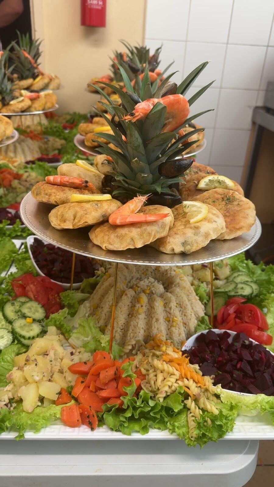 Salade composée fraîche avec crudités pour buffet traiteur au Festif