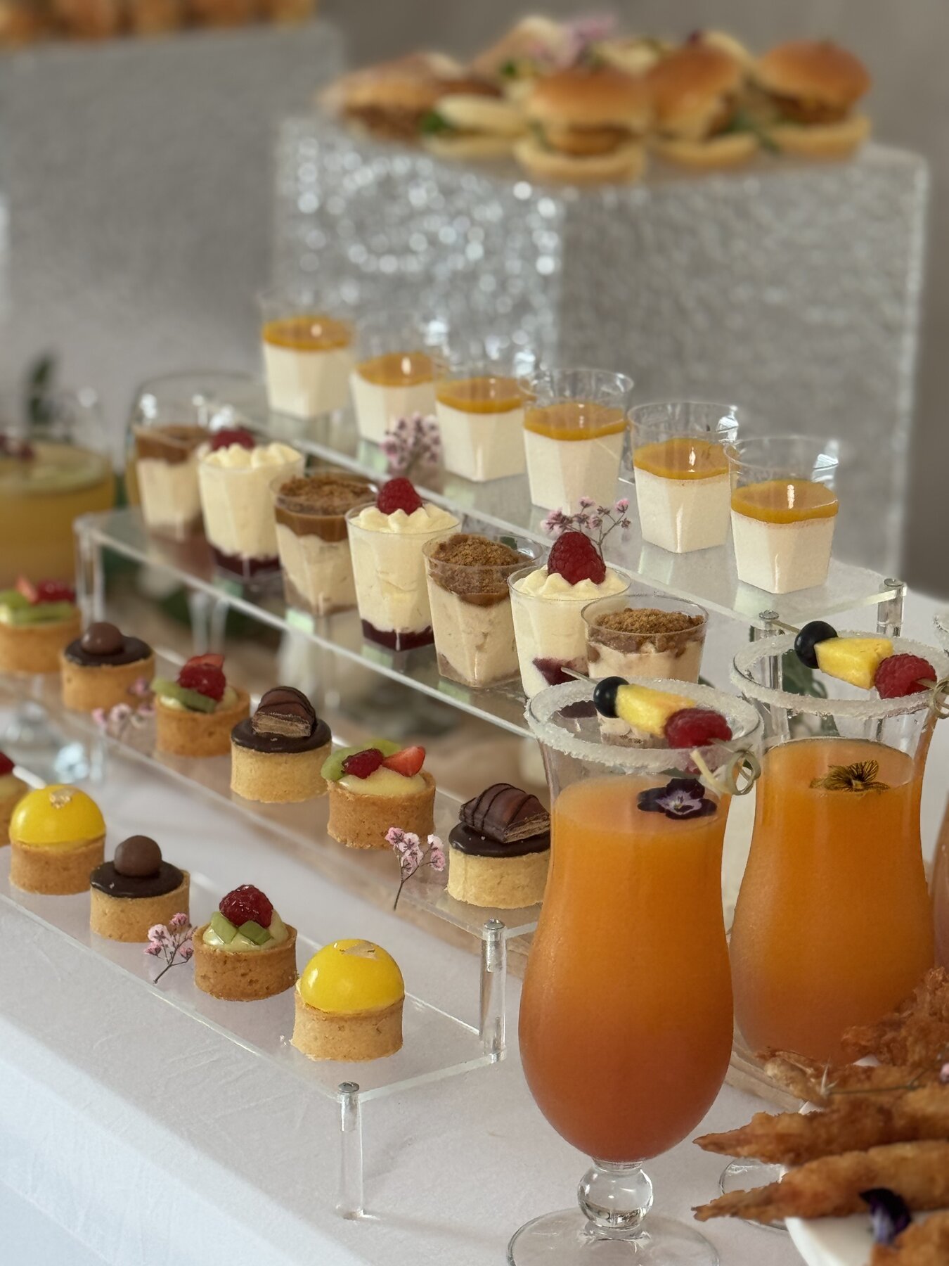 Présentoir de verrines sucrées et cocktails de fruits au Festif
