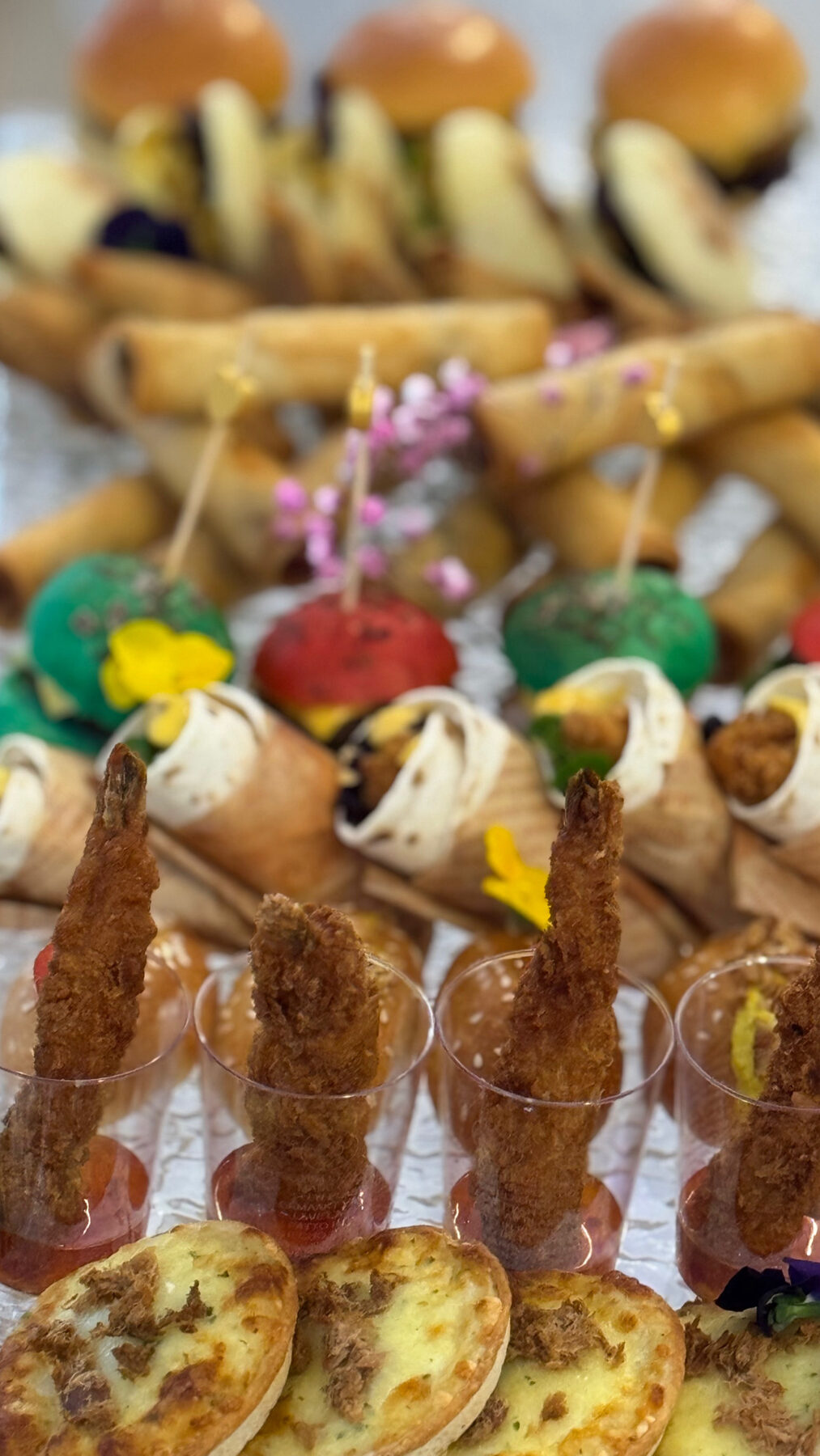 Canapés colorés et bouchées variées pour cocktail au Festif