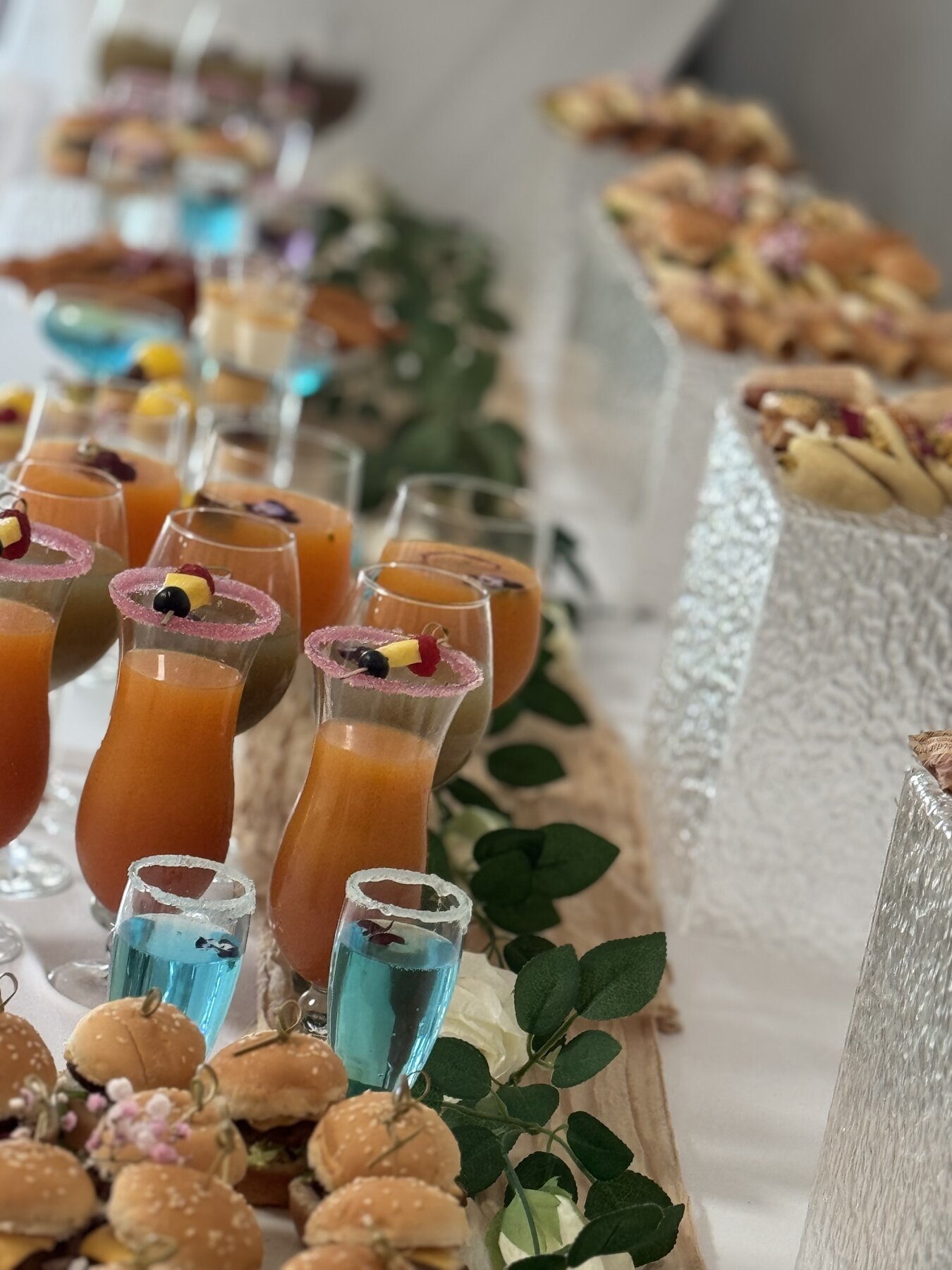 Buffet cocktail varié avec boissons et bouchées pour réception au Festif