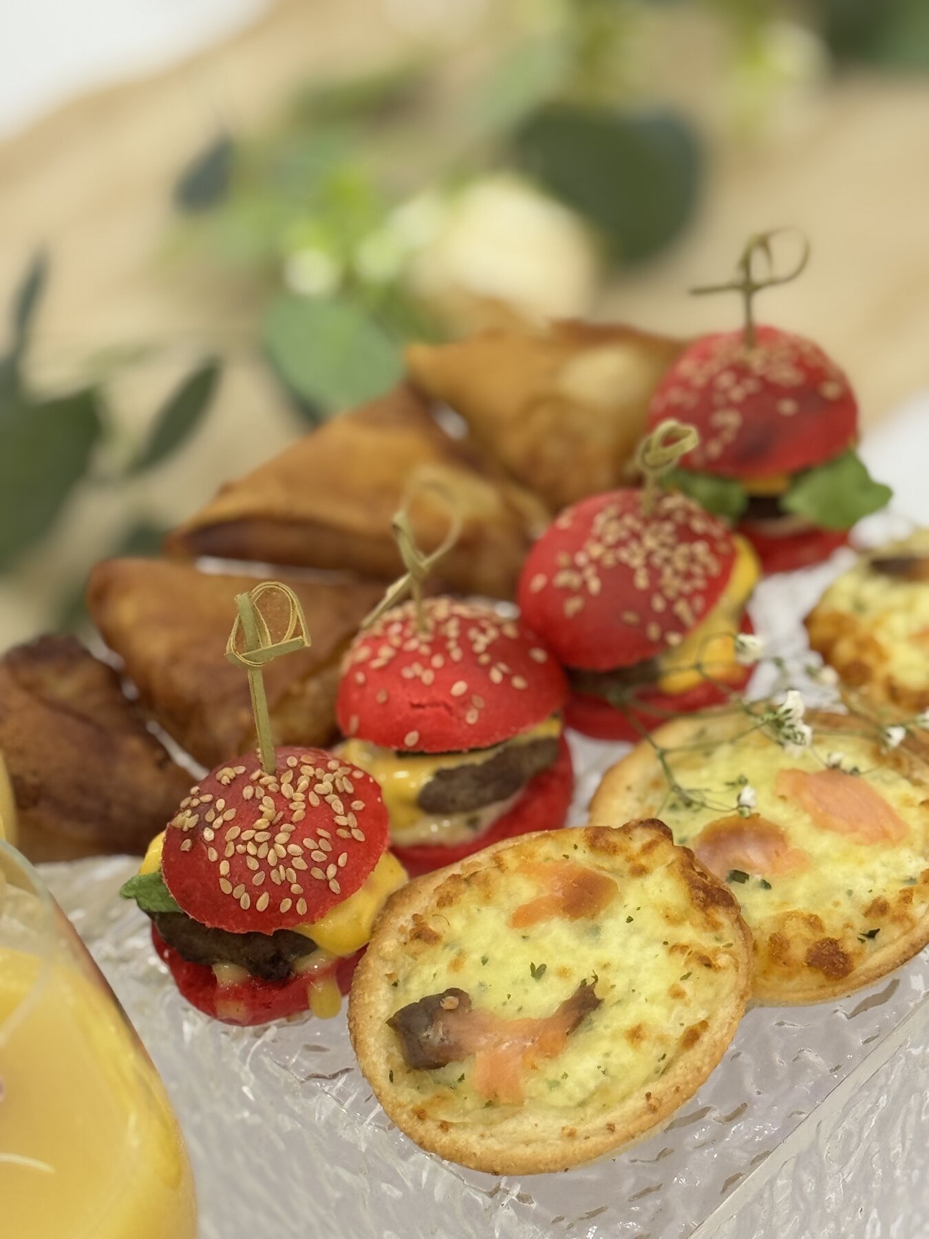Mini-burgers et quiches pour cocktail traiteur au Festif