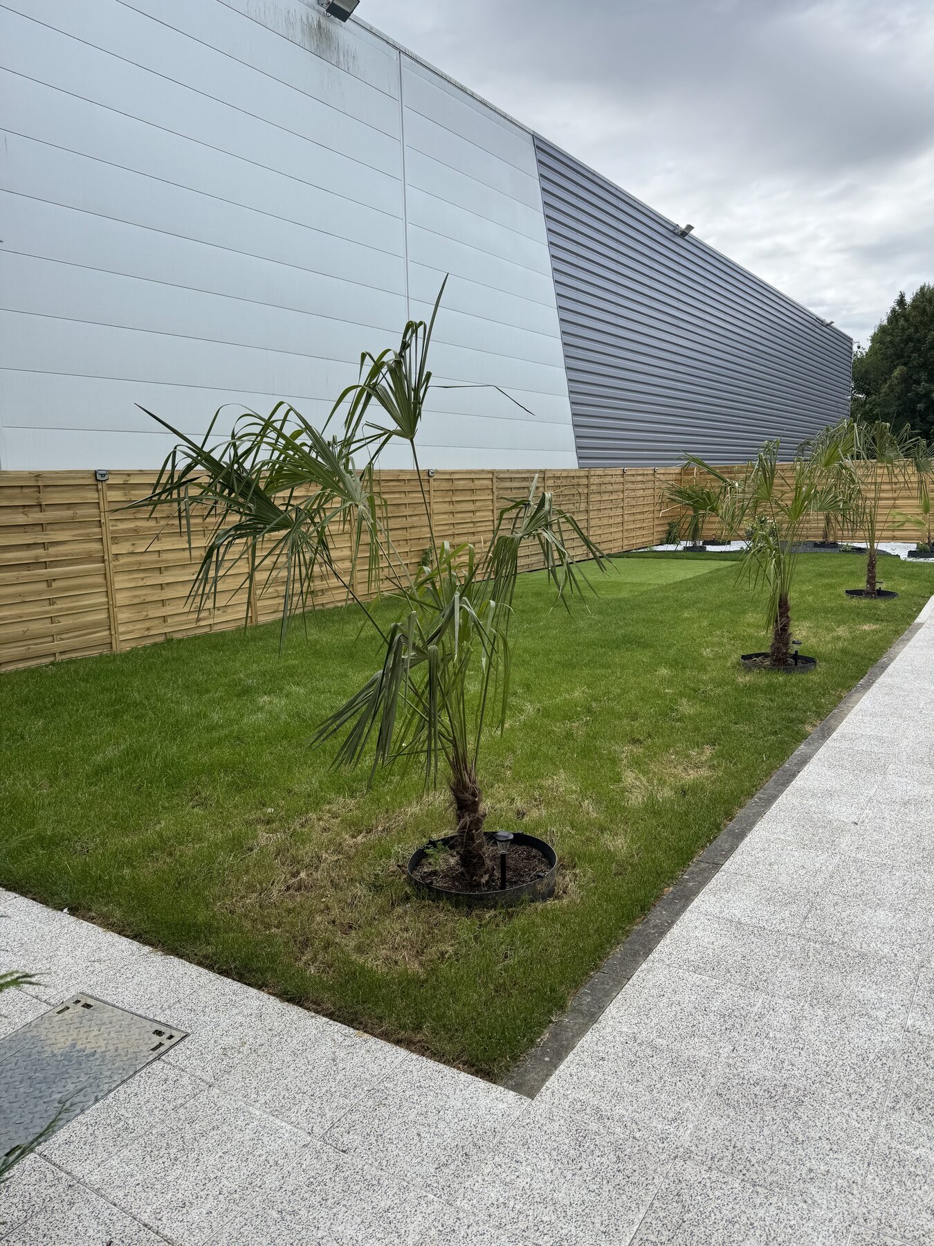 Jardin extérieur et façade de la salle Le Festif à Chambly