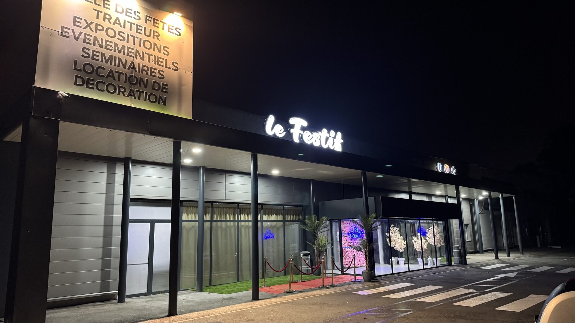 Vue extérieure de nuit du Festif à Chambly
