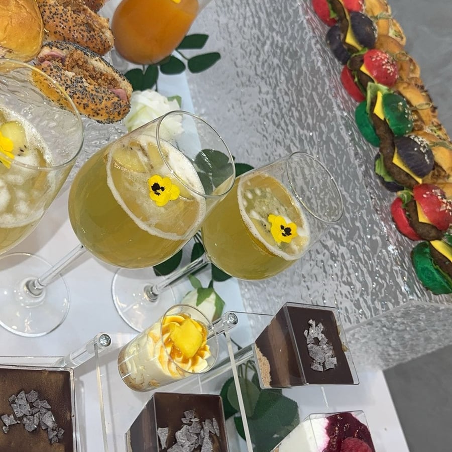 Cocktail sucré-salé avec bouchées et boissons pour réception au Festif