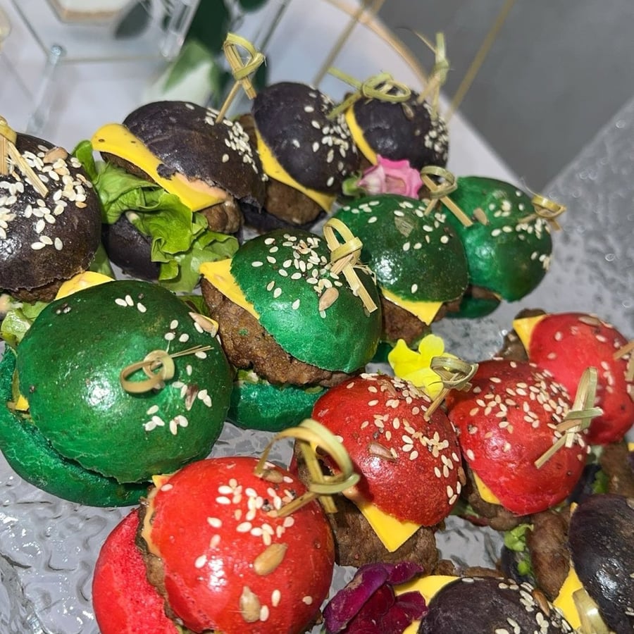 Mini-burgers colorés rouges et verts pour cocktail traiteur