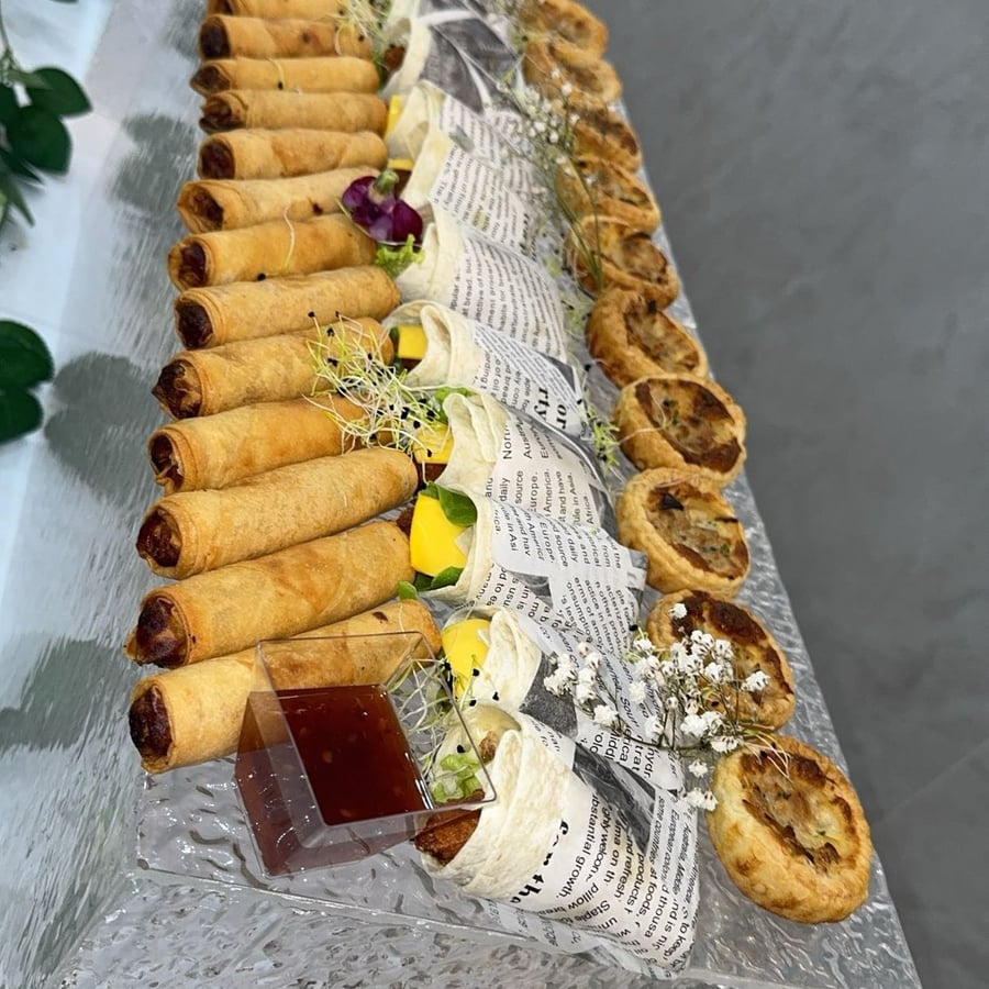 Présentation de roulés et tartelettes en rangée pour cocktail