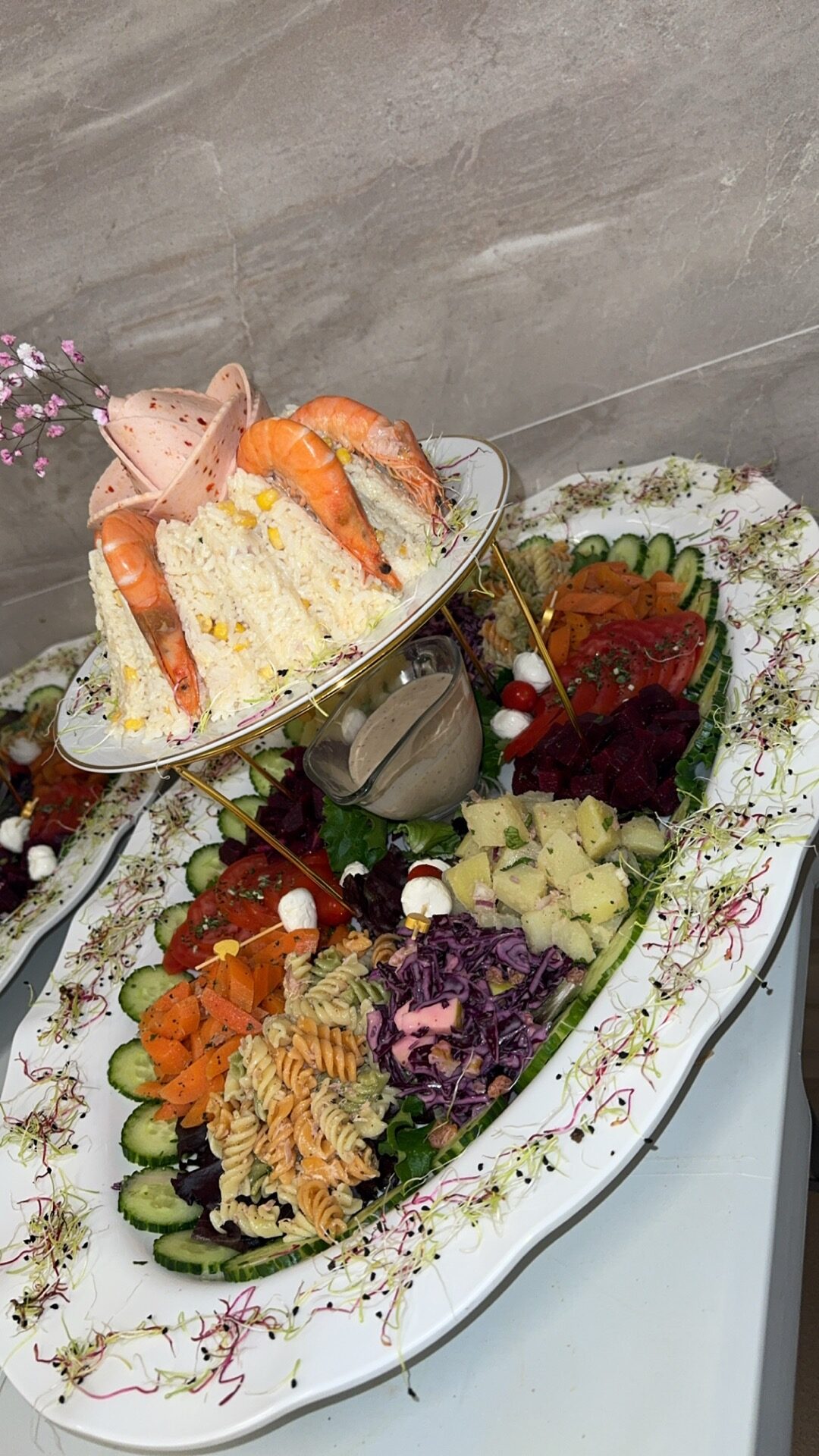 Salade royale avec crevettes et crudités pour buffet traiteur au Festif
