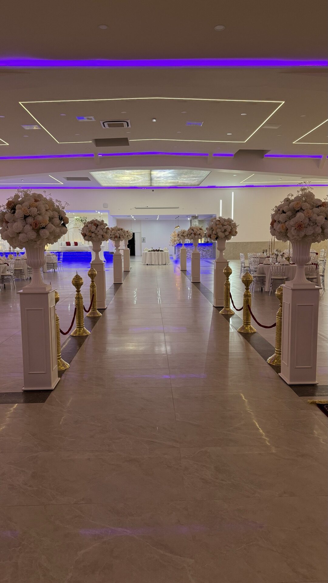 Allée centrale de la salle Le Festif décorée pour cérémonie de réception