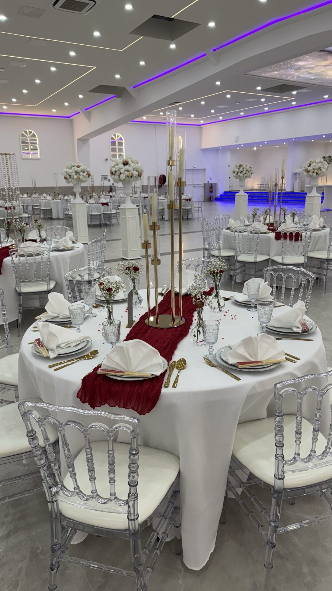 Salle Le Festif décorée avec tables rondes pour réception