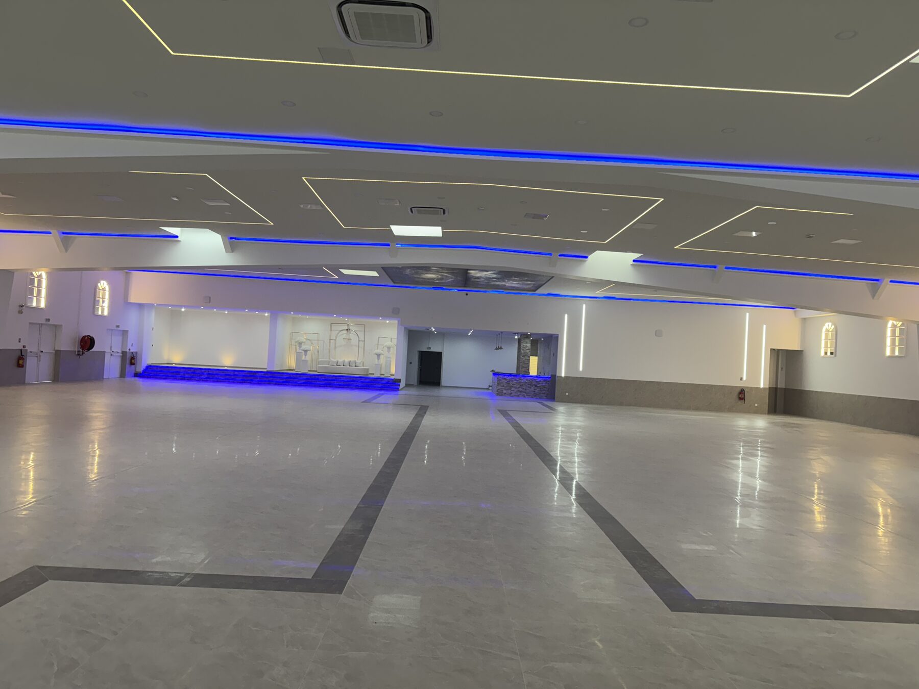 Salle des fêtes élégante avec estrade et équipements professionnels